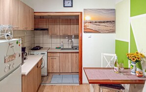 Refrigerador, parrilla de estufa y cafetera y tetera 