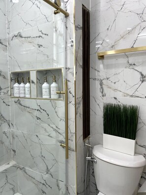 Luxe huis | Badkamer | Een douche, een hydromassagedouche, een haardroger, een bidet