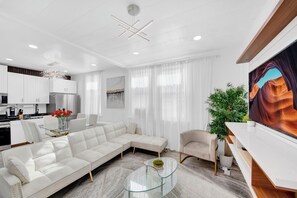 Luxury House | Living area | Smart TV - Luxury Living in the Heart of NY (Yonkers)