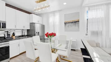 Luxury House | Makan dalam bilik
