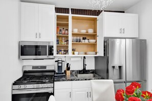 Luxury House | Private kitchen | Full-size fridge, microwave, oven, stovetop - Luxury Living in the Heart of NY (Yonkers)