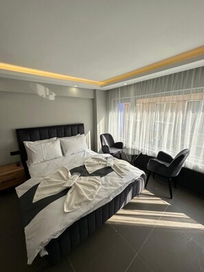 Premium bedding, individually decorated, individually furnished, desk - Torch Suit (Istanbul)