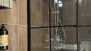 تجهيزات دش، دُش غزير، مجففات شعر، خف للقدمين