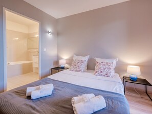 1 dormitori, planxa i posts de planxar, wifi i roba de llit 
