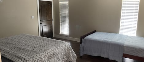 4 habitaciones, tabla de planchar con plancha y wifi gratis