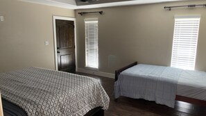 4 Schlafzimmer, Bügeleisen/Bügelbrett, kostenloses WLAN, Bettwäsche