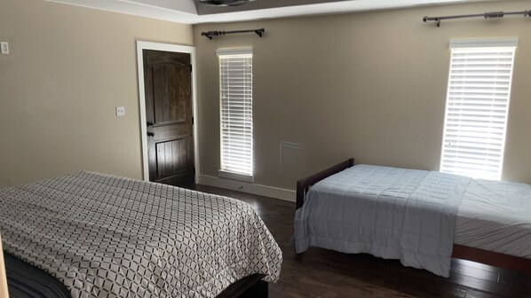 4 bedrooms, iron/ironing board, free WiFi, bed sheets