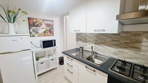 Fridge, microwave, stovetop, cookware/dishes/utensils - Haima 1 Apartment Porto Cesareo (PORTO CESAREO)