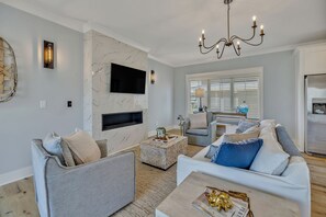 Smart TV, fireplace - Bright airy lakeside home in gated community (Winchester)
