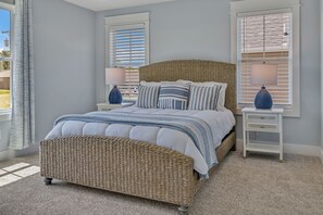4 bedrooms, iron/ironing board, free WiFi, bed sheets - Bright airy lakeside home in gated community (Winchester)