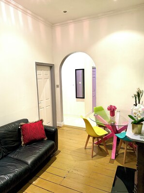 Interior - 4 bedroom house with garden (London)
