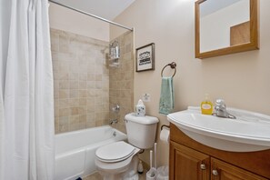 Douche, sèche-cheveux, serviettes fournies, savon