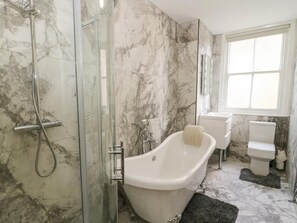 Departamento, varias camas | Baño | Tina y regadera independientes, tina profunda, toallas 