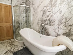 Departamento, varias camas | Baño | Tina y regadera independientes, tina profunda, toallas 