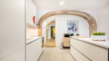 Cafetière/bouilloire, réfrigérateur, micro-ondes, four