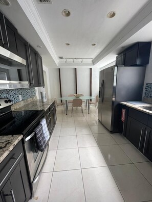 Fridge, microwave, oven, stovetop - Private Home Close to Hollywood Beach (Hollywood)