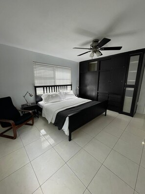 2 室のベッドルーム、アイロン / アイロン台、WiFi (無料)、ベッドシーツ