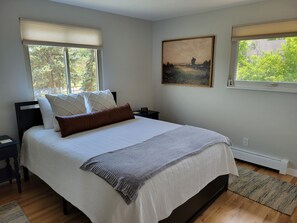 5 bedrooms, desk, iron/ironing board, travel cot