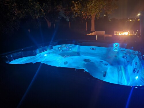 5BR Peaceful Farmhouse on 2+ acres - Private hot tub & cozy firepit