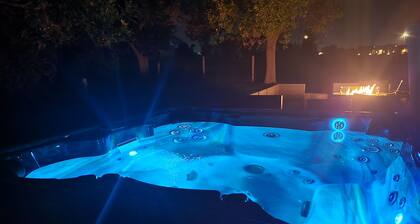 5BR Peaceful Farmhouse on 2+ acres - Private hot tub & cozy firepit