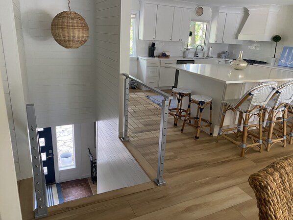 Microondas, horno, placa de cocina y lavavajillas