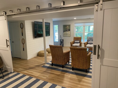 Long Beach Cottage with Lake views and one block walk to Stop 26.  