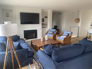 Una Smart TV, una chimenea