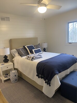 4 bedrooms, WiFi, bed sheets - Long Beach Cottage with Lake views and one block walk to Stop 26.   (Long Beach)