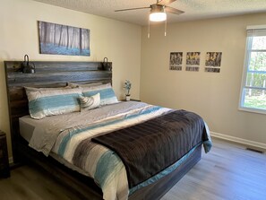 3 bedrooms, iron/ironing board, WiFi, bed sheets - Slagledipityville Lake House/ Lakefront & 12 miles from DT/ Broadway Street (Nashville)