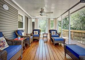 Terrace/patio - Slagledipityville Lake House/ Lakefront & 12 miles from DT/ Broadway Street (Nashville)