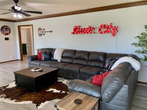 Living area - Slagledipityville Lake House/ Lakefront & 12 miles from DT/ Broadway Street (Nashville)