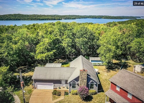 Slagledipityville Lake House/ Lakefront & 12 miles from DT/ Broadway Street