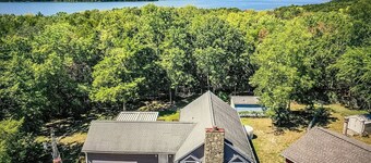 Slagledipityville Lake House/ Lakefront & 12 miles from DT/ Broadway Street