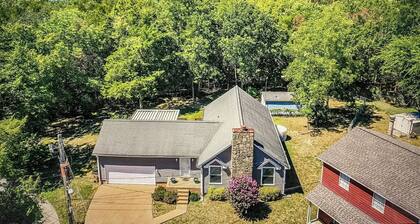 Slagledipityville Lake House/ Lakefront & 12 miles from DT/ Broadway Street