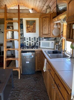 Private kitchen - Tiny mountain house with country views (Driggs)