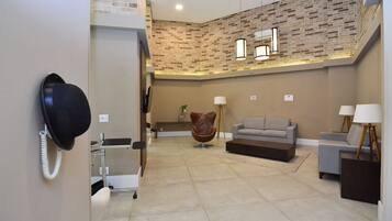 Área de estar no saguão