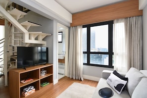 Duplex Casal com Sofa Cama | Sala de estar | Televisión de pantalla plana de 40 pulgadas con canales digitales