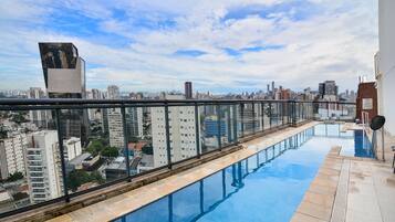 Piscina externa, funciona das 8h às 22h, espreguiçadeiras