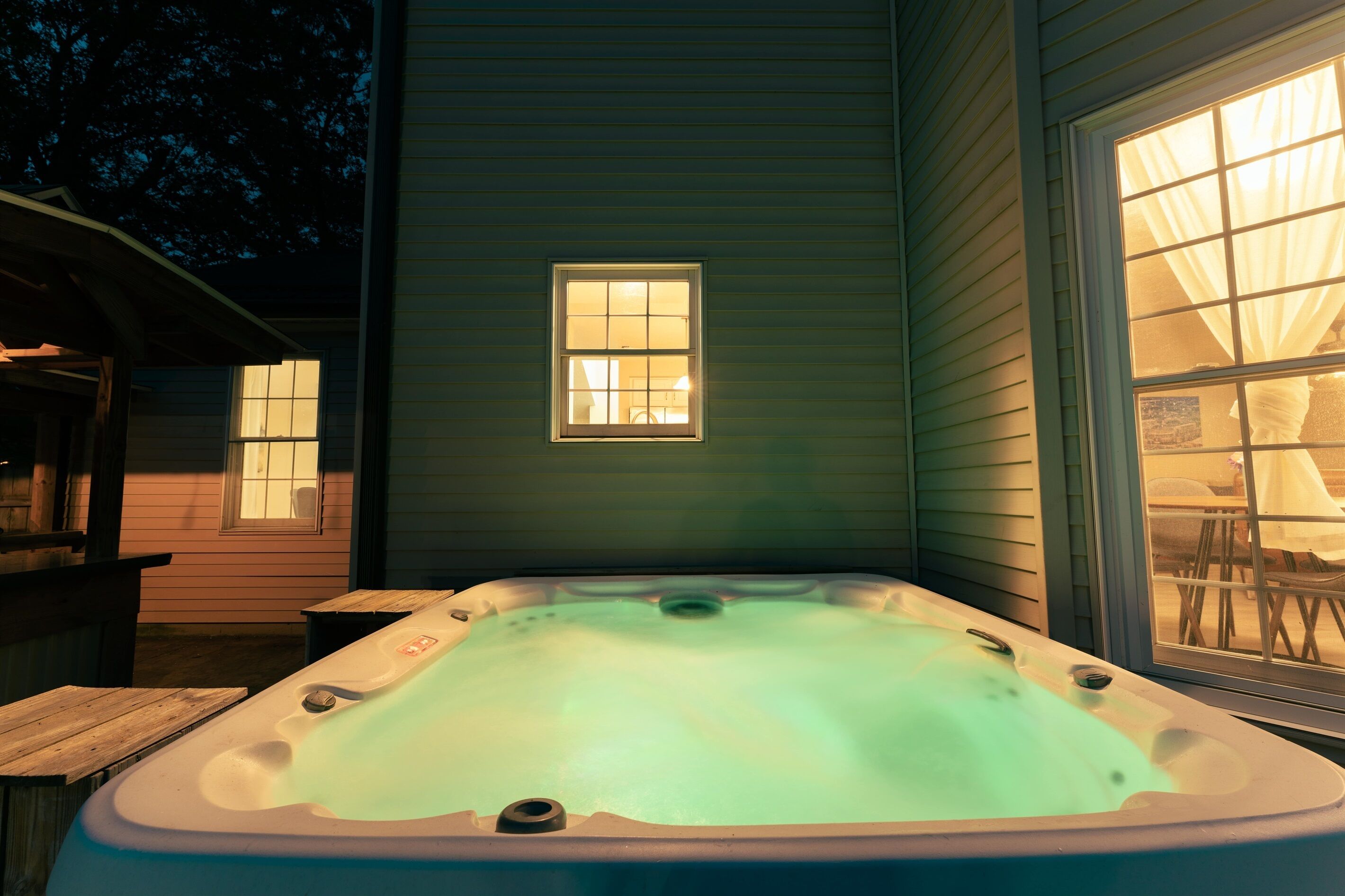 *Hot Tub and Pool*2860ft²*King Bed*65" TV*1000Mbps