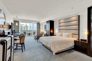 Tabla de planchar con plancha, wifi y ropa de cama 