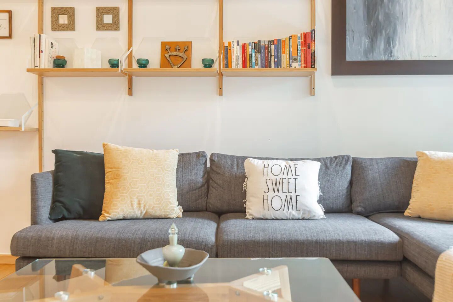 Luxe 3-Bed Oasis: Vibrant Mimo District