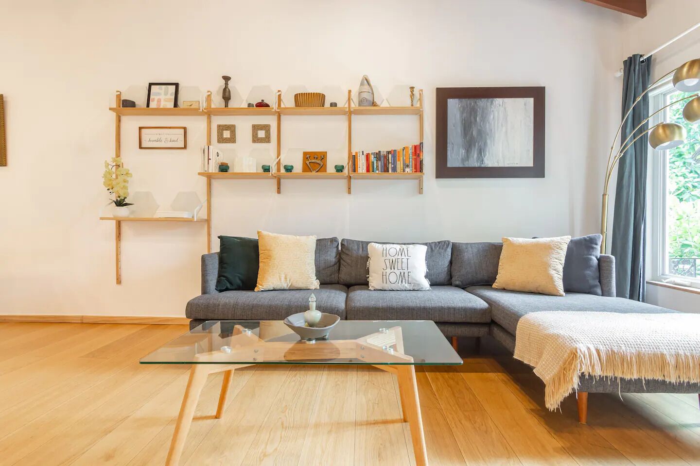 Luxe 3-Bed Oasis: Vibrant Mimo District