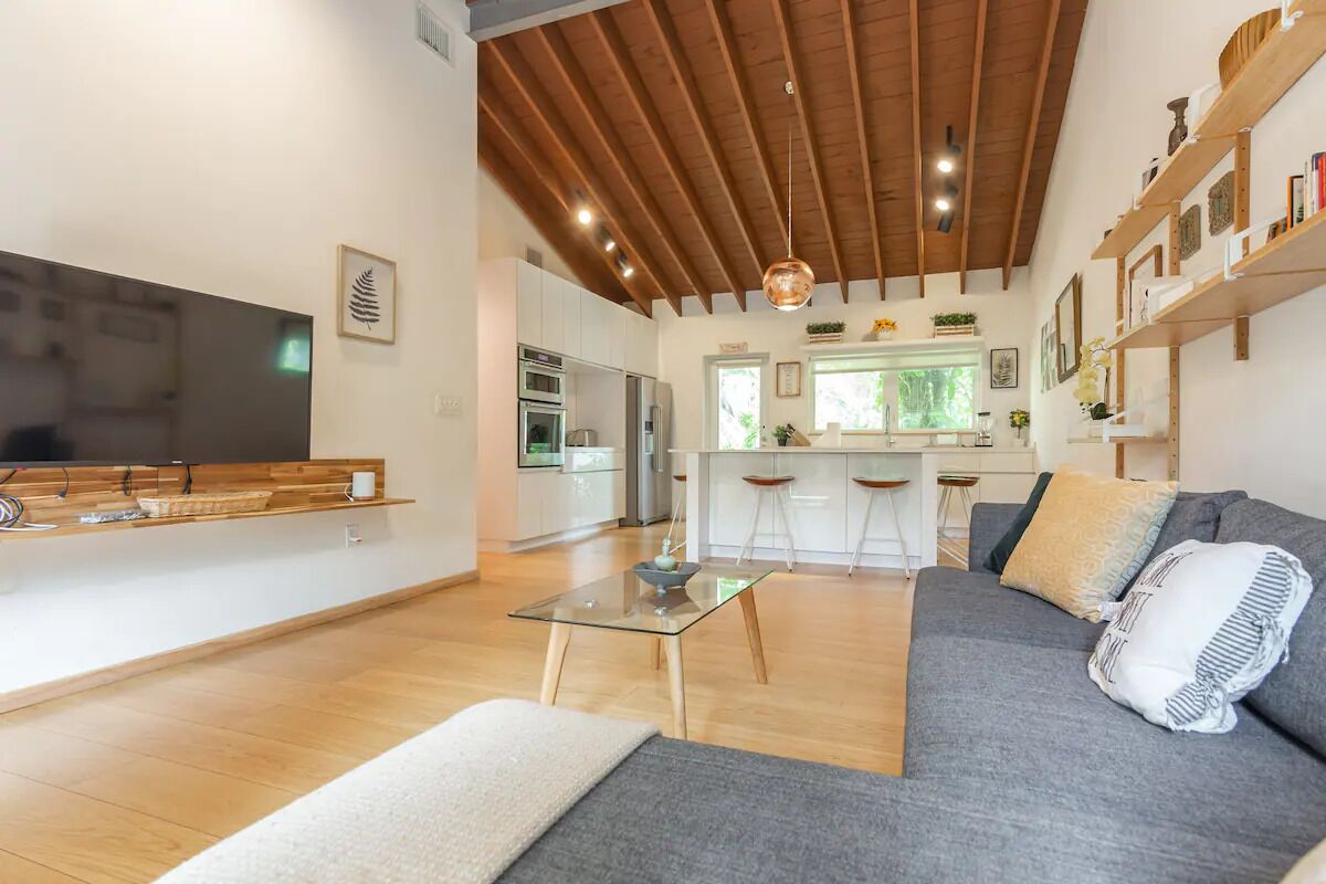 Luxe 3-Bed Oasis: Vibrant Mimo District