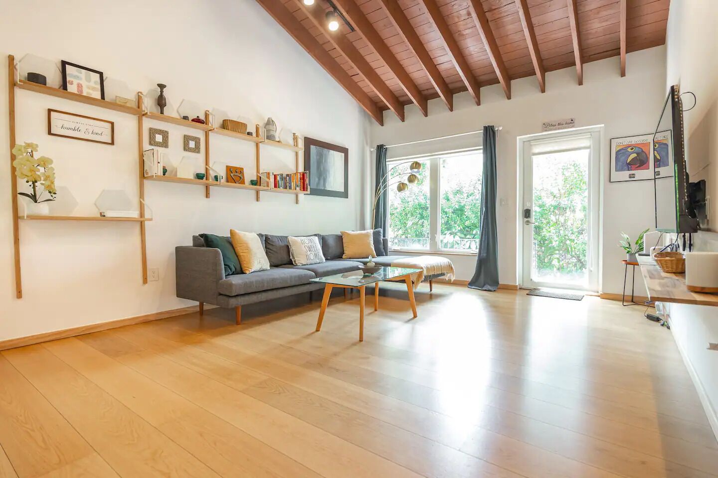 Luxe 3-Bed Oasis: Vibrant Mimo District