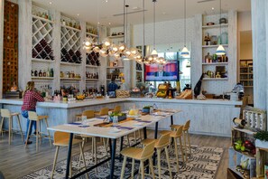 Restaurant - Luxury Beachfront Condos in Hollywood (Hollywood)