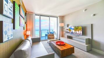 Appartamento Luxury, 2 camere da letto, vista oceano parziale | Area soggiorno | Smart TV 60 pollici con canali via cavo, TV