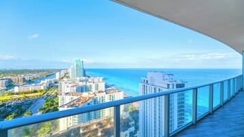 Kondo Mewah, 2 kamar tidur, pemandangan laut sebagian | Pemandangan kota