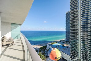 Luxury Condo, 1 Bedroom, Partial Ocean View | Balcony - Luxury Beachfront Condos in Hollywood (Hollywood)