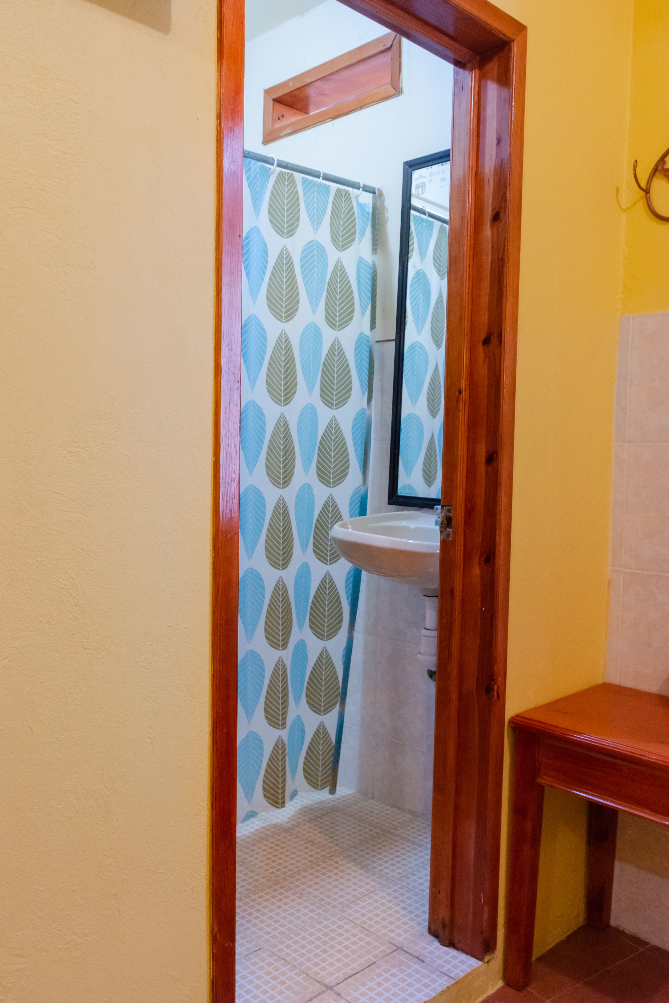 Tabla de planchar con plancha, wifi gratis y ropa de cama 