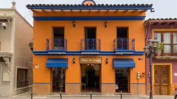 Vista frontal de la propiedad